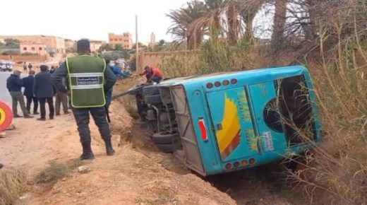 انقلاب حافلة في مدخل مدينة تينغير