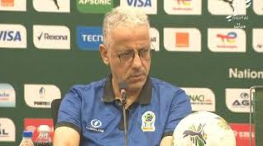 الجزائري عادل عمروش، مدرب المنتخب التنزاني جابها فراسووو.وهده عقوبته