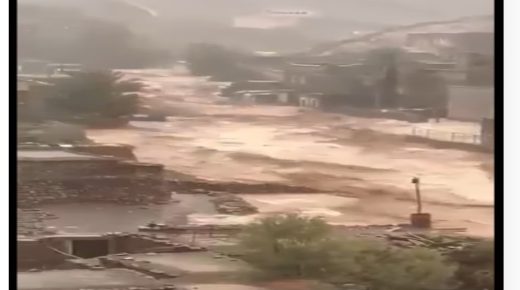 سيول جارفة جدا بمدينة طاطا اليوم الجمعة بعد زخات رعدية قوية…يا ساتر