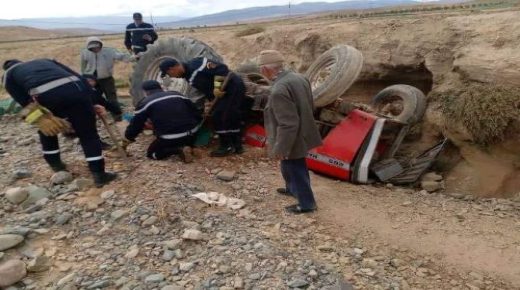وفاة سائق جرار بعد انقلابه بأحد السفوح بدوار أيت بوعلي جماعة أغبالو اسردان وإصابة طفل بعين المكان.
