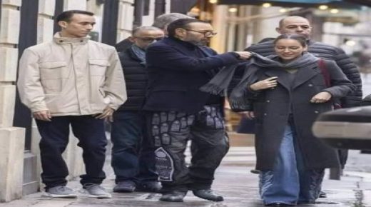 سروال “من يقرر الحرب” ، كلاش من قماش